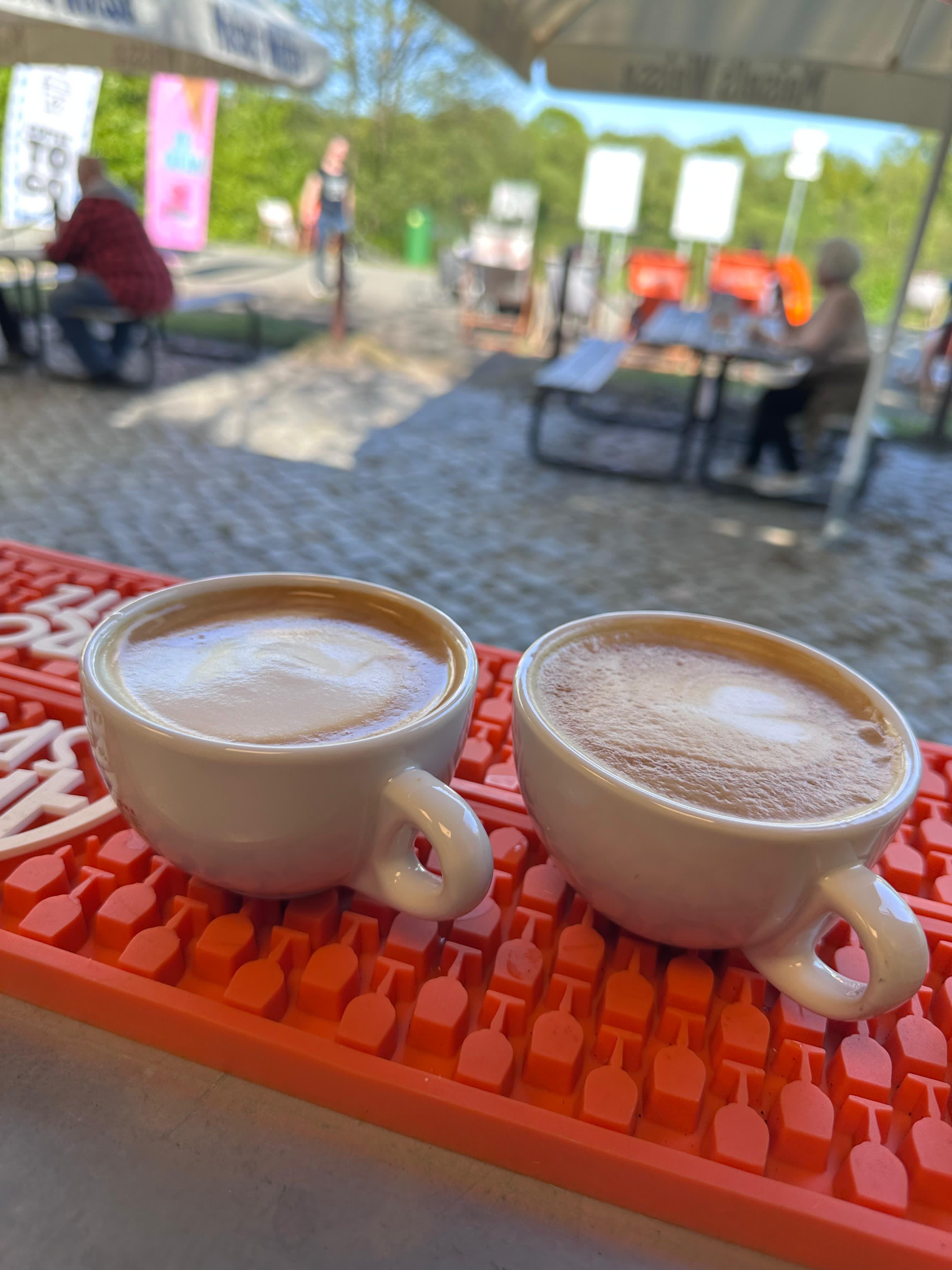 Kaffee am Wasser